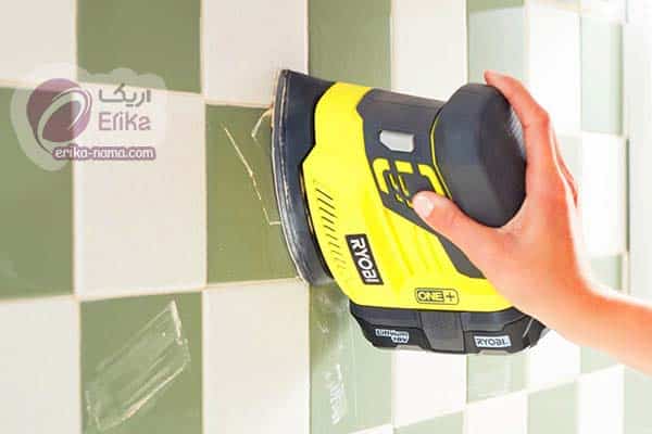 سمباده زدن سطح کاشی قبل از رنگ آمیزی