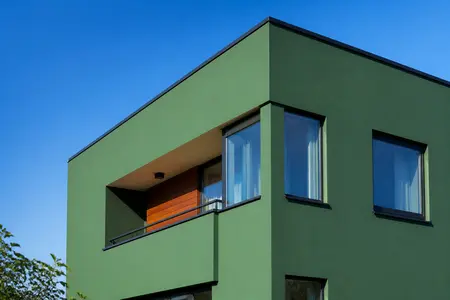 نمای یک ساختمان مدرن با رنگ‌آمیزی زیبا و مقاوم، نشان‌دهنده کیفیت و دوام رنگ‌های نما در برابر عوامل جوی.